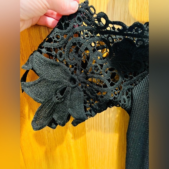 🥳HP🥳NWOT Contrast Guipure Lace Cold Shoulder Top in Black w/ Quarter Zip Front - Picture 11 of 13